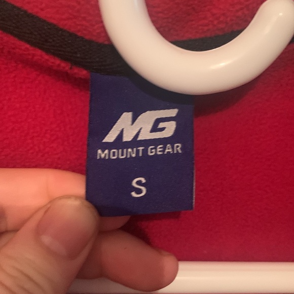 Gorgeous Mountain Gear Full Zip Fleece Black with Red interior and trim SZ Small - Picture 3 of 8